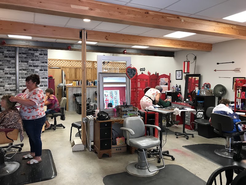 D's Scissors, hair salon in Coos Bay, OR, photo 4 of 10