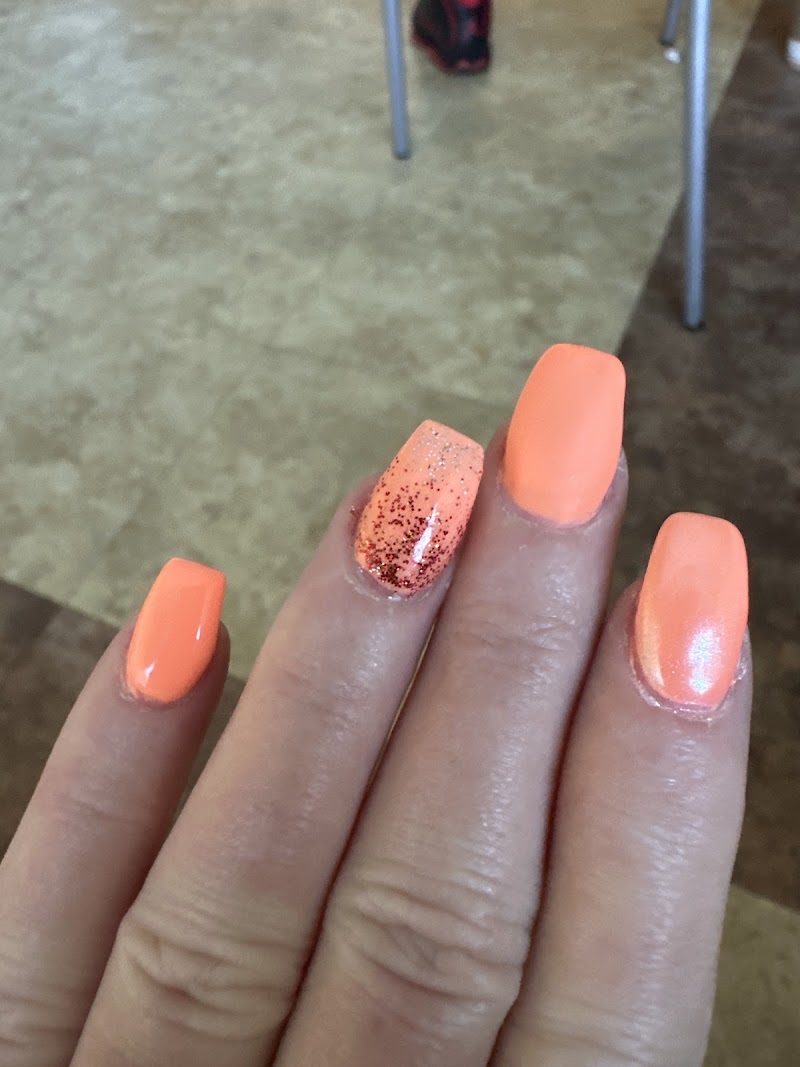 2000 Nails, nail salon in Youngstown, OH, photo 2 of 10