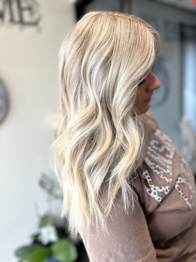 Platinum salon & body waxing by Jalayne, hair salon in Garden City, KS, photo 2 of 10