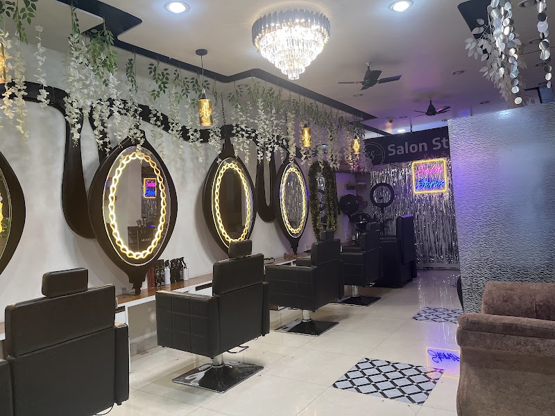 salon stories, beauty salon in Varanasi, India, photo 2 of 10