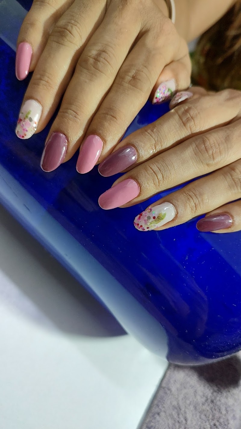 Golden Glitzz Nail Art Studio, nail salon in Surat, India, photo 2 of 10