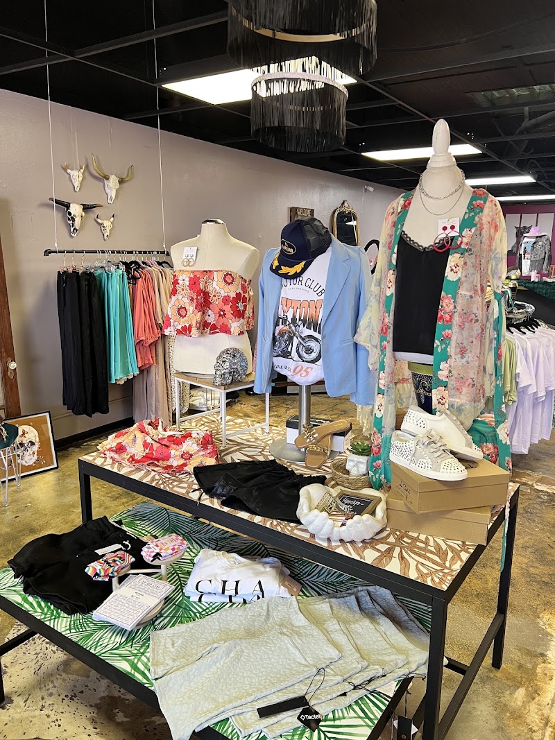 BB Boutique & Salon, clothing store in Garden City, KS, photo 5 of 10