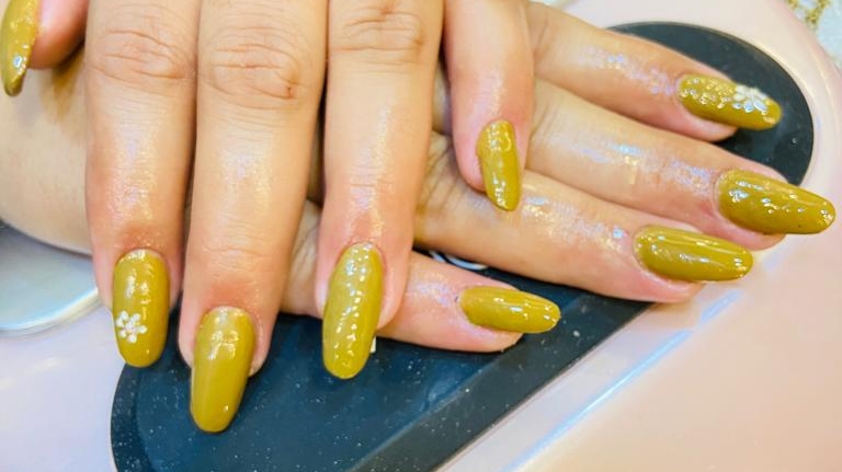 nail lounge, nail salon in Varanasi, India, photo 3 of 10
