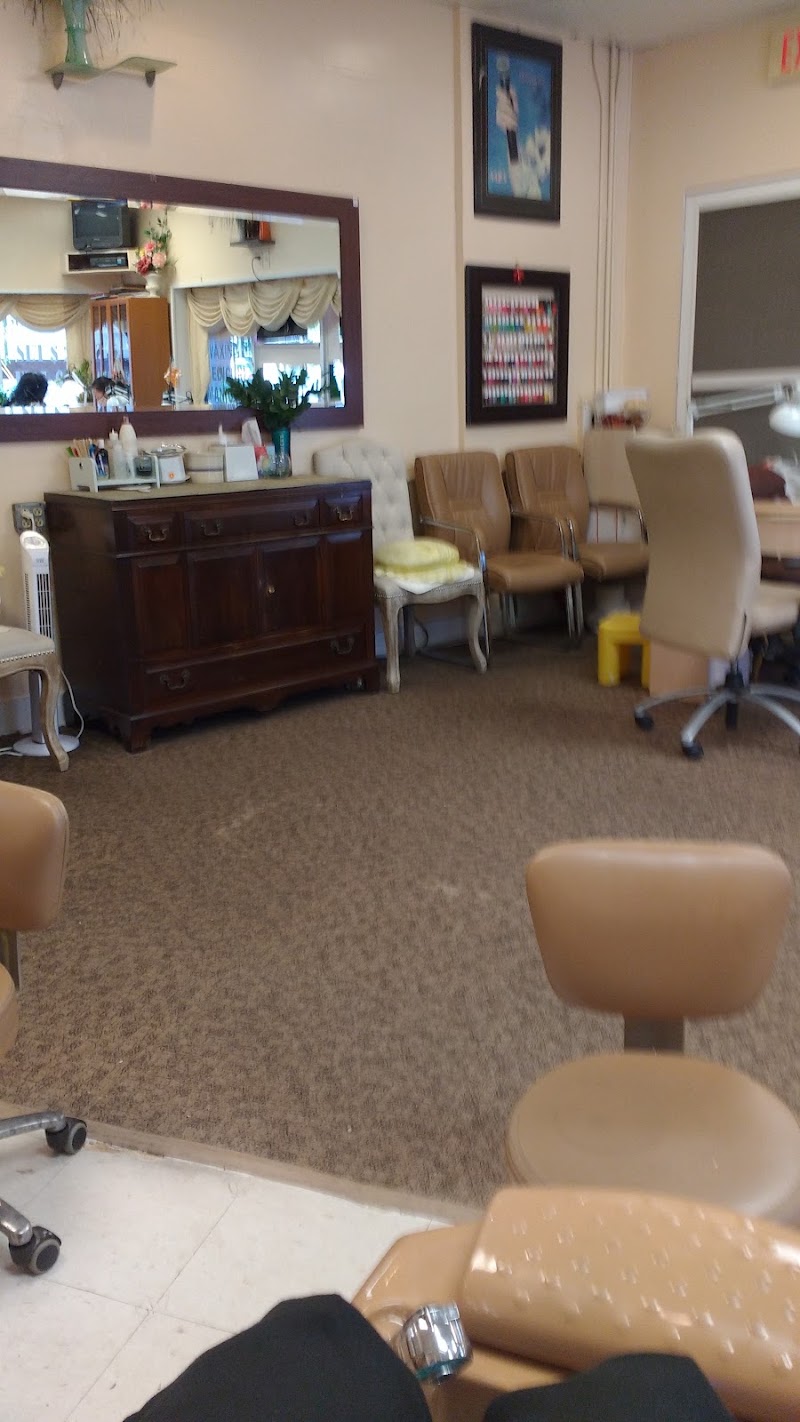 Deloux Nail Salon, nail salon in Stratford, CT, photo 2 of 9