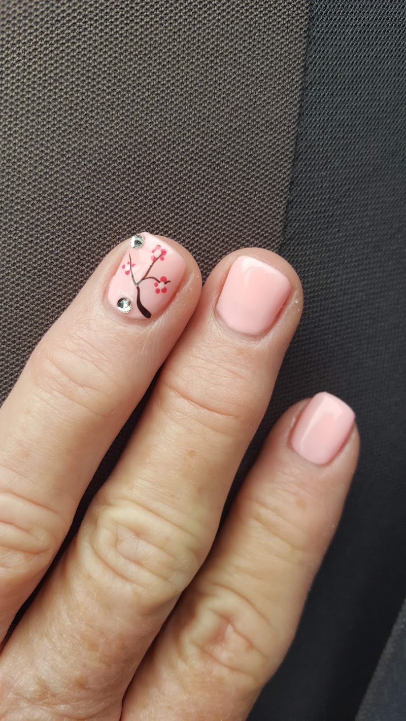Diamond Nails, nail salon in Marshall, MO, photo 5 of 10