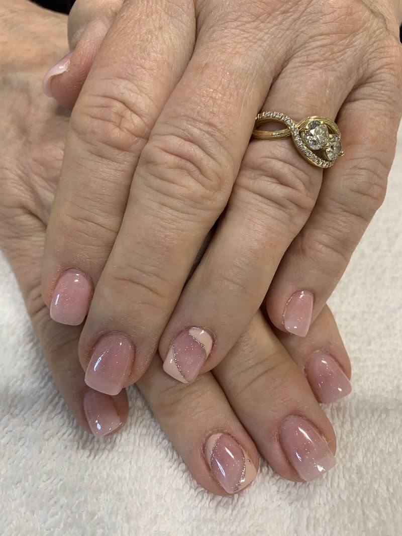 Holly Nails, nail salon in Lakewood, OH, photo 5 of 10