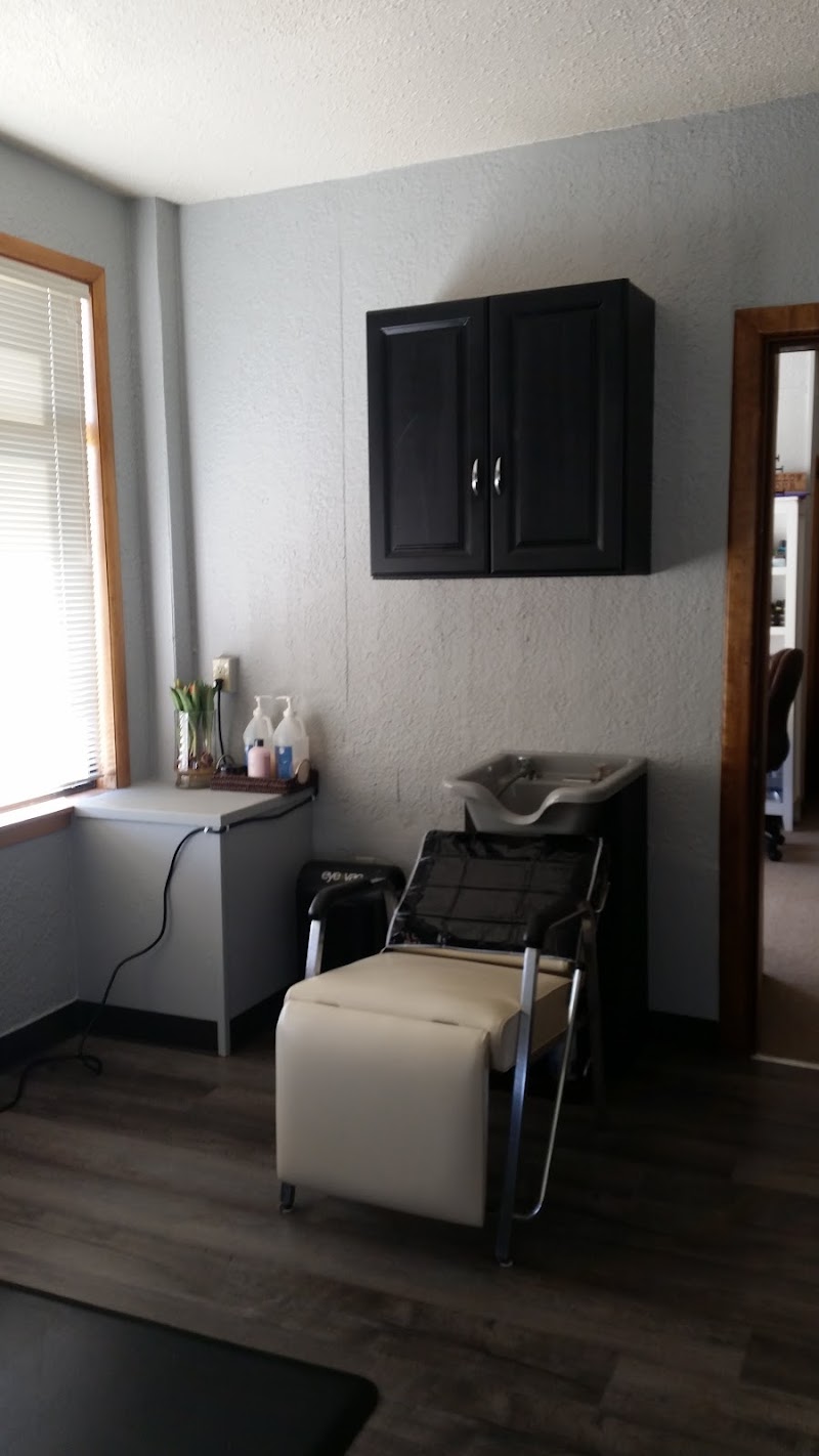 HNE Salon, beauty salon in Coos Bay, OR, photo 2 of 6