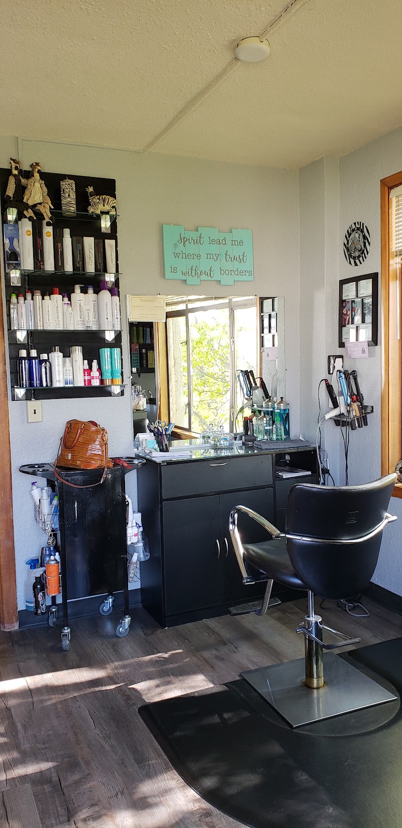 HNE Salon, beauty salon in Coos Bay, OR, photo 6 of 6