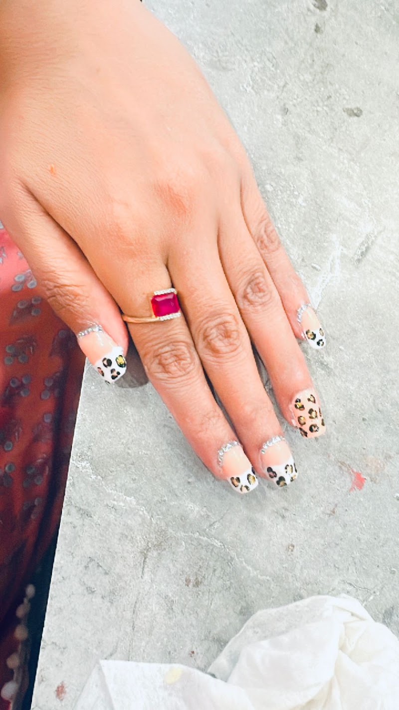 Purity unisex salon, nail salon in Varanasi, India, photo 1 of 10