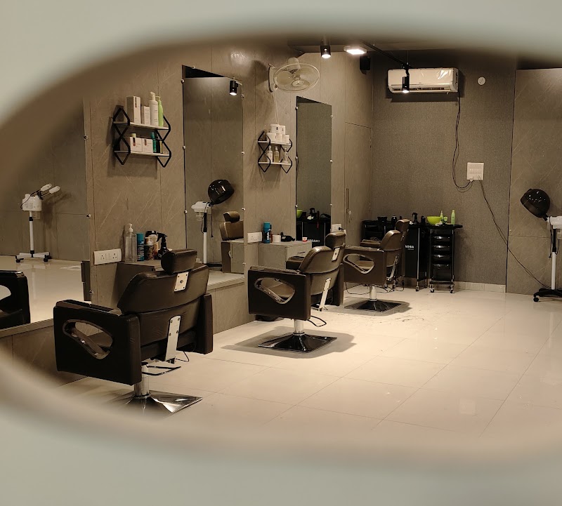Purity unisex salon, nail salon in Varanasi, India, photo 3 of 10