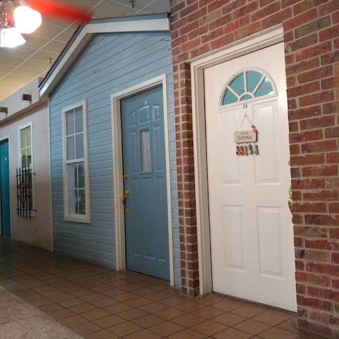 Headquarters Hair Salon, beauty salon in Huntsville, TX