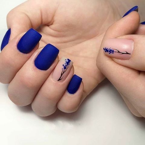 nail lounge, nail salon in Varanasi, India